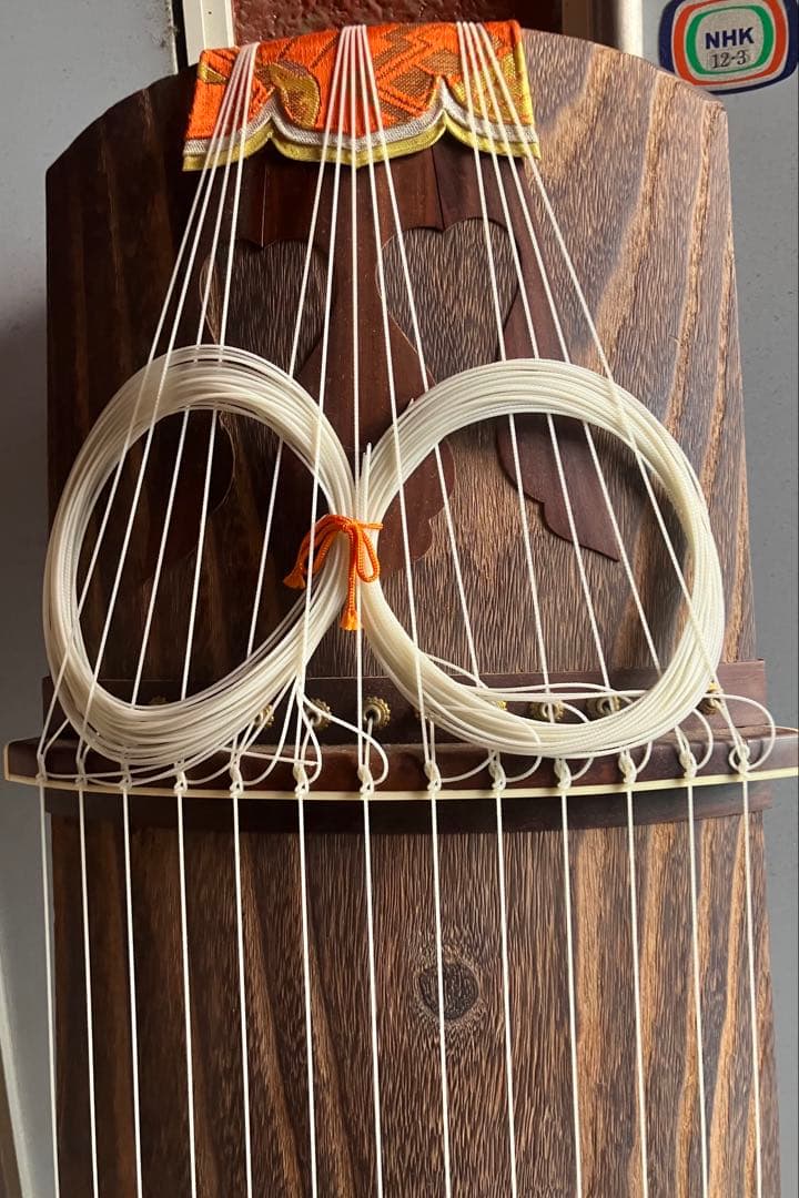 こ　お琴です。13￼弦 並甲 すだれ彫り 琴柱、猫足、譜面台、チューナー一式付き