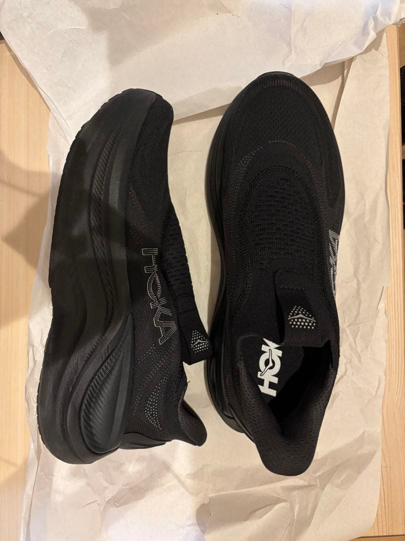 HOKA SKYWARD LACELESS ブラック