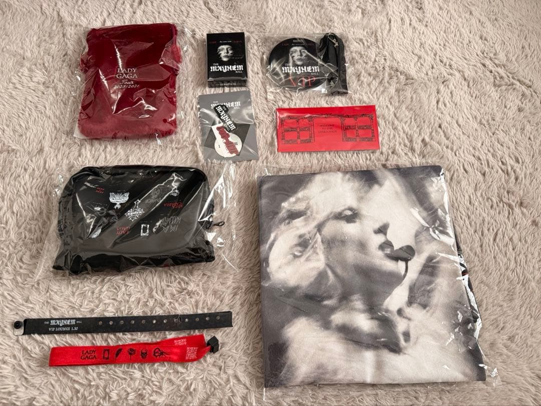 Lady Gaga The MAYHEM VIP BALL GOLDグッズ