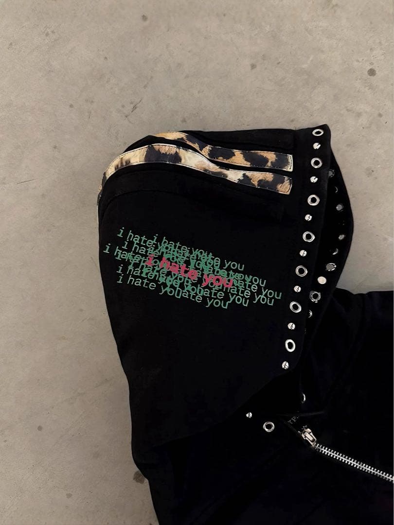 Opiumスタイル ヒョウ柄切り替え プリント×スタッズ ジップアップ