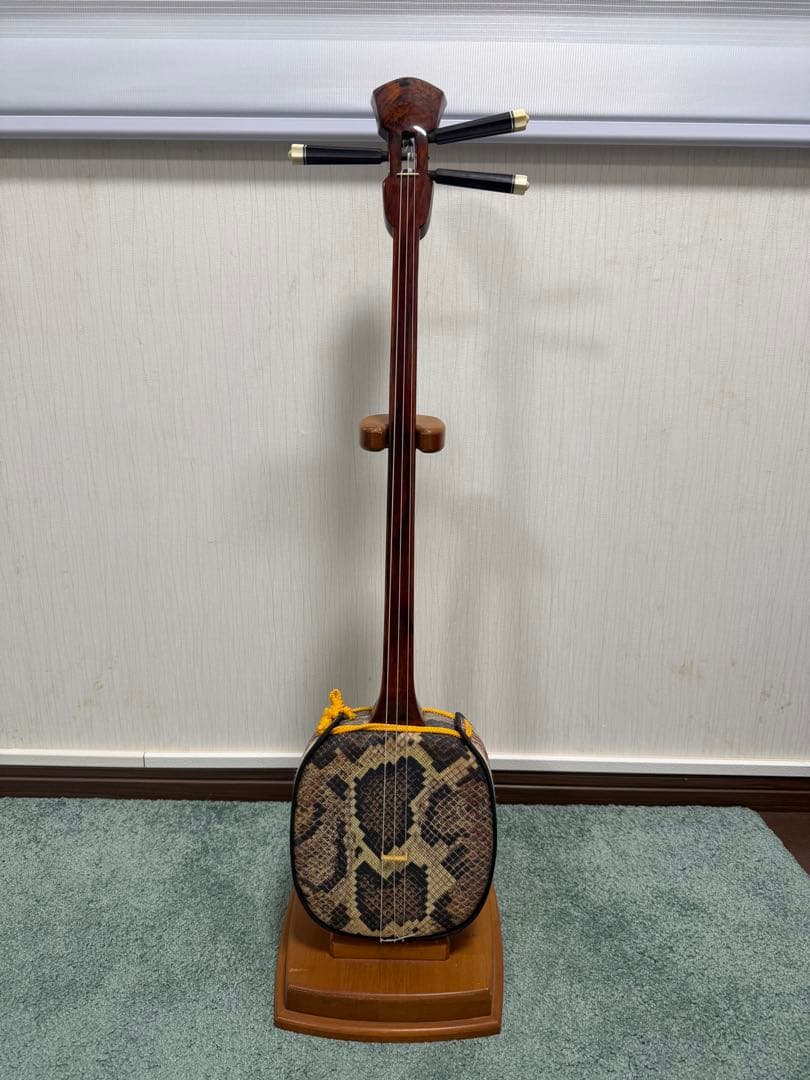 良き音色・良き見た目　沖縄三線　縞黒檀　真壁　人工皮　三線本体