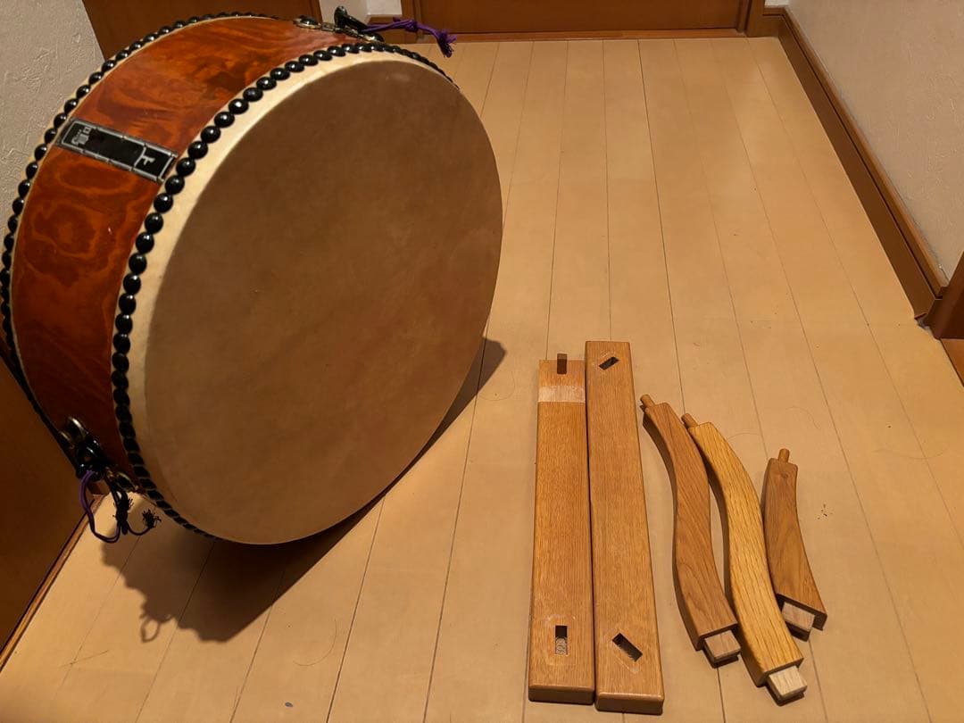 価格12万円程●和太鼓 太鼓正 平胴太鼓 上鳴 くり抜き胴 1尺3寸 座り台付き Amazon | 平胴太鼓1尺4寸 集成胴耳なし 安い・使いやすい・質がいい