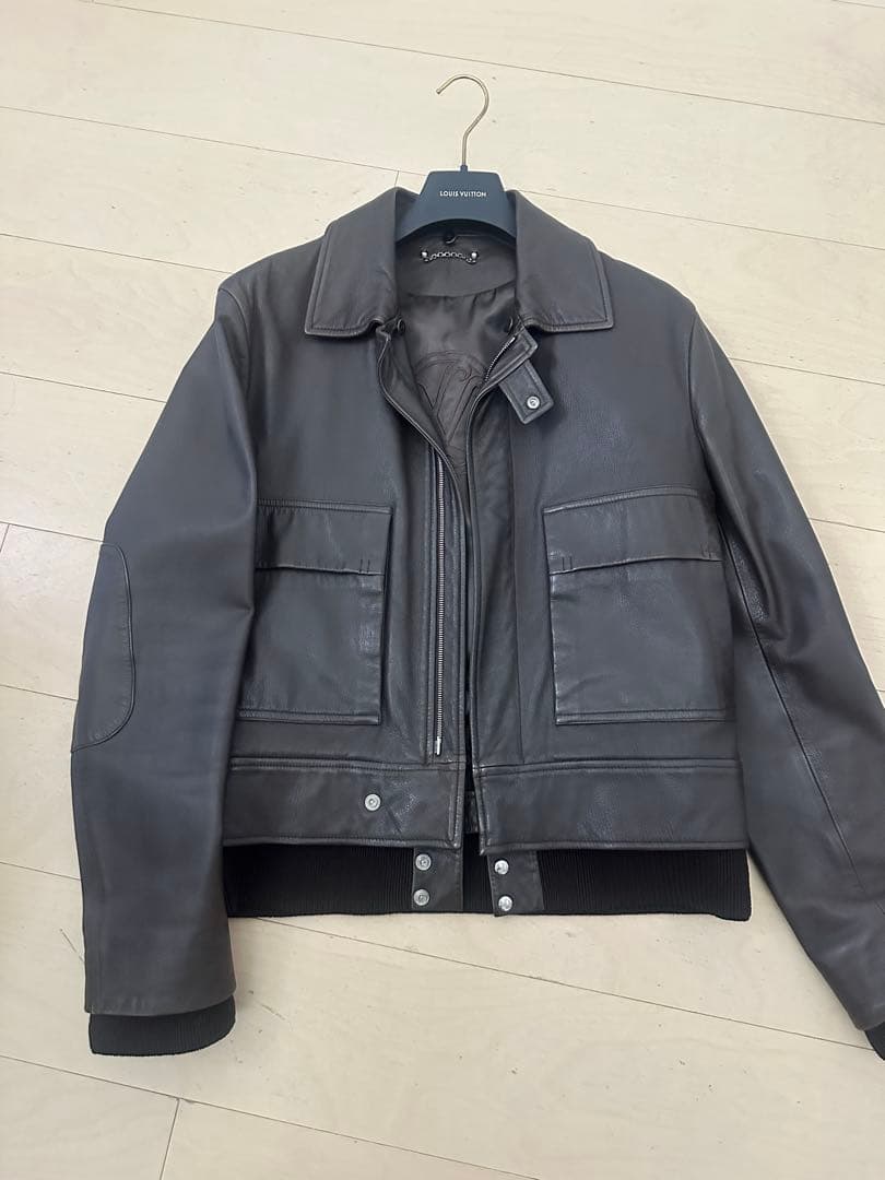 Louis Vuitton ダークブラウンレザージャケット Embellished Leather Trucker Jacket - Ready-to-Wear | LOUIS VUITTON