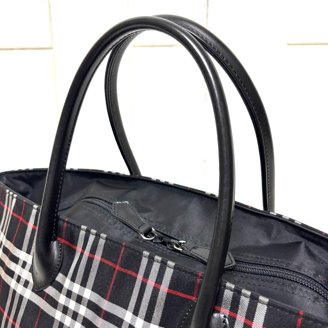美品 大容量 バーバリーブルーレーベル ノバチェック 舟形 ナイロン