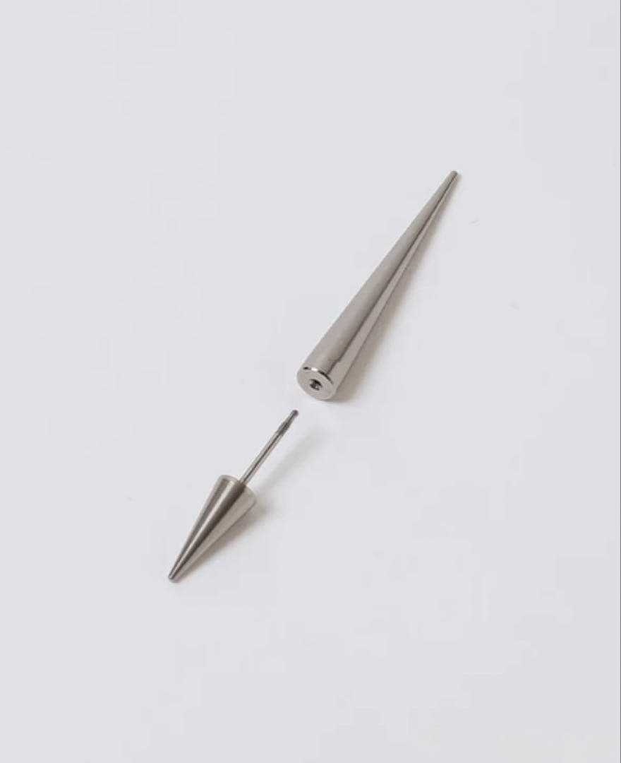 ウヱポン円錐 ピアス - メルカリ