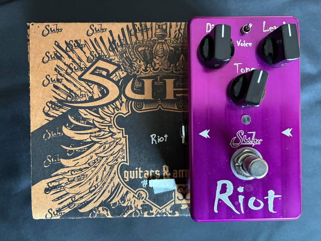 Suhr Riot ハイゲインディストーションペダル Suhr / Riot ディストーションの特徴と使い方などをレビュー。真空管