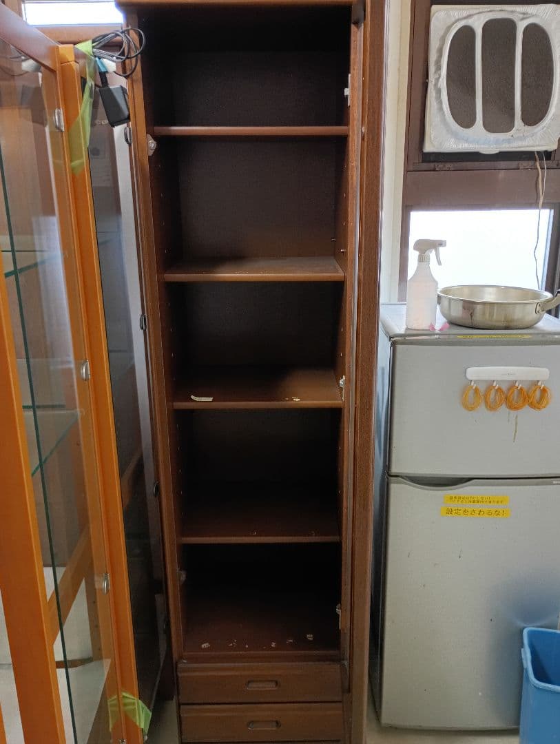 ブラウン木製キャビネット ガラス扉付き - メルカリ