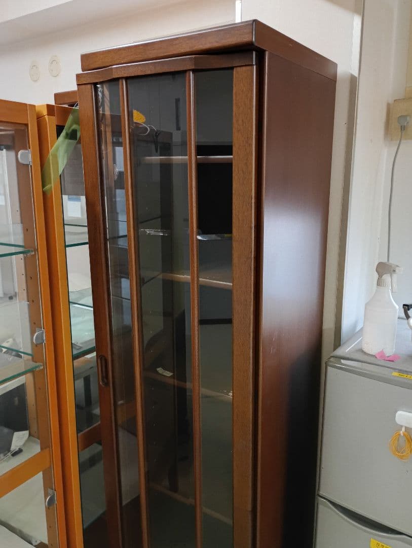 ブラウン木製キャビネット ガラス扉付き - メルカリ