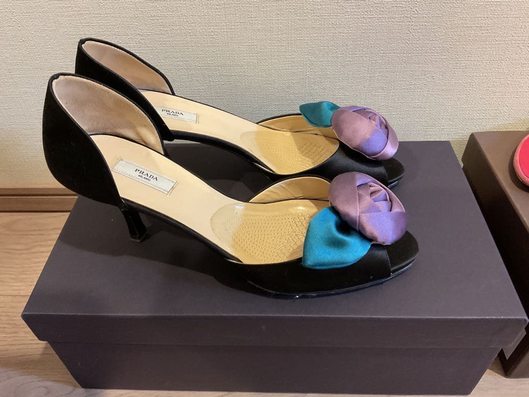 Prada フラワーモチーフ ハイヒールパンプス