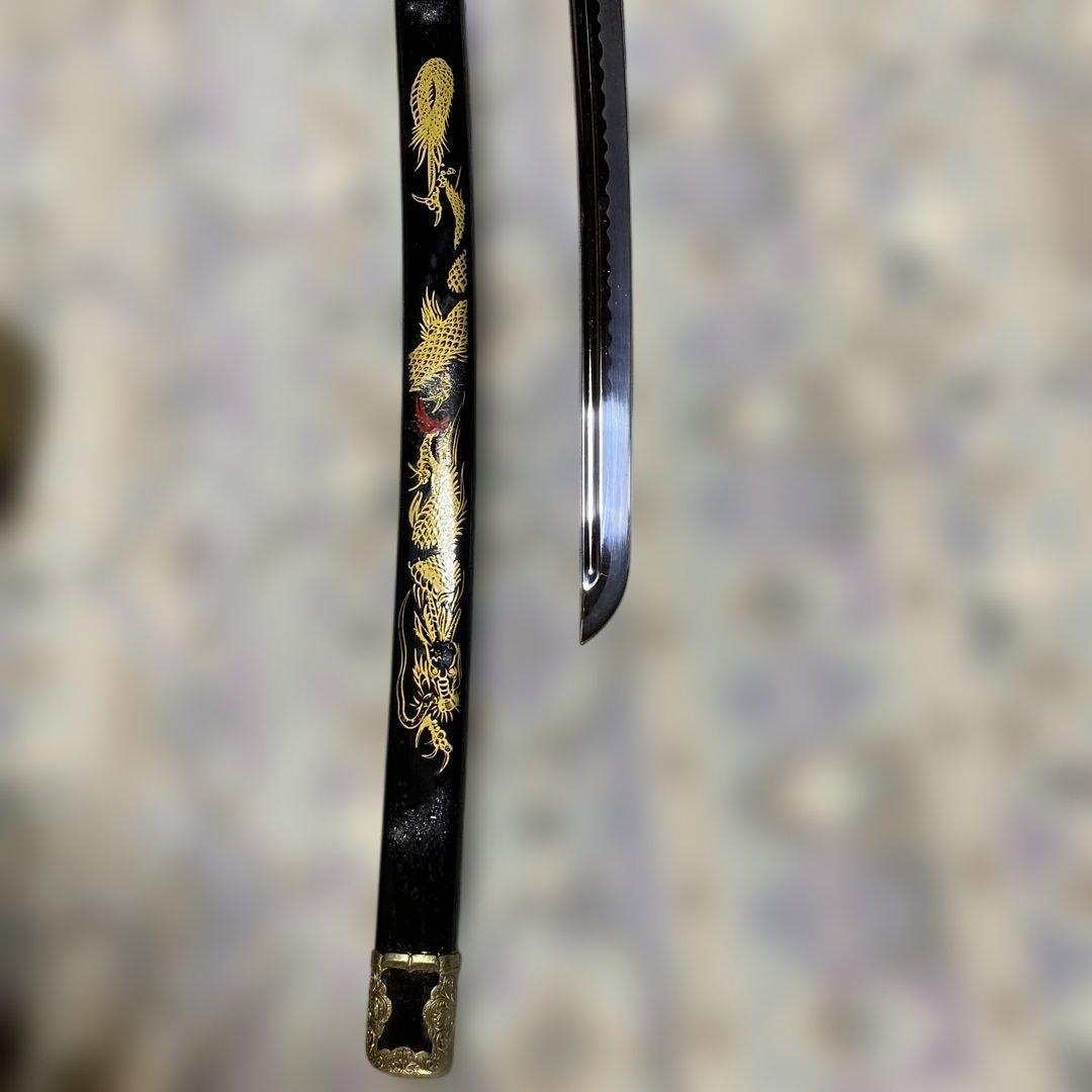 模造刀 太刀 金茶柄 鶴羽透し丸鍔 太刀造り龍図黒呂鞘 - メルカリ