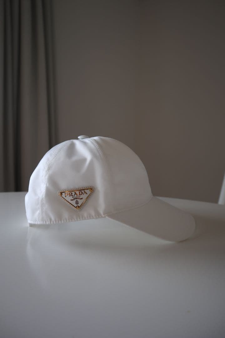 PRADA ホワイト ベースボールキャップ