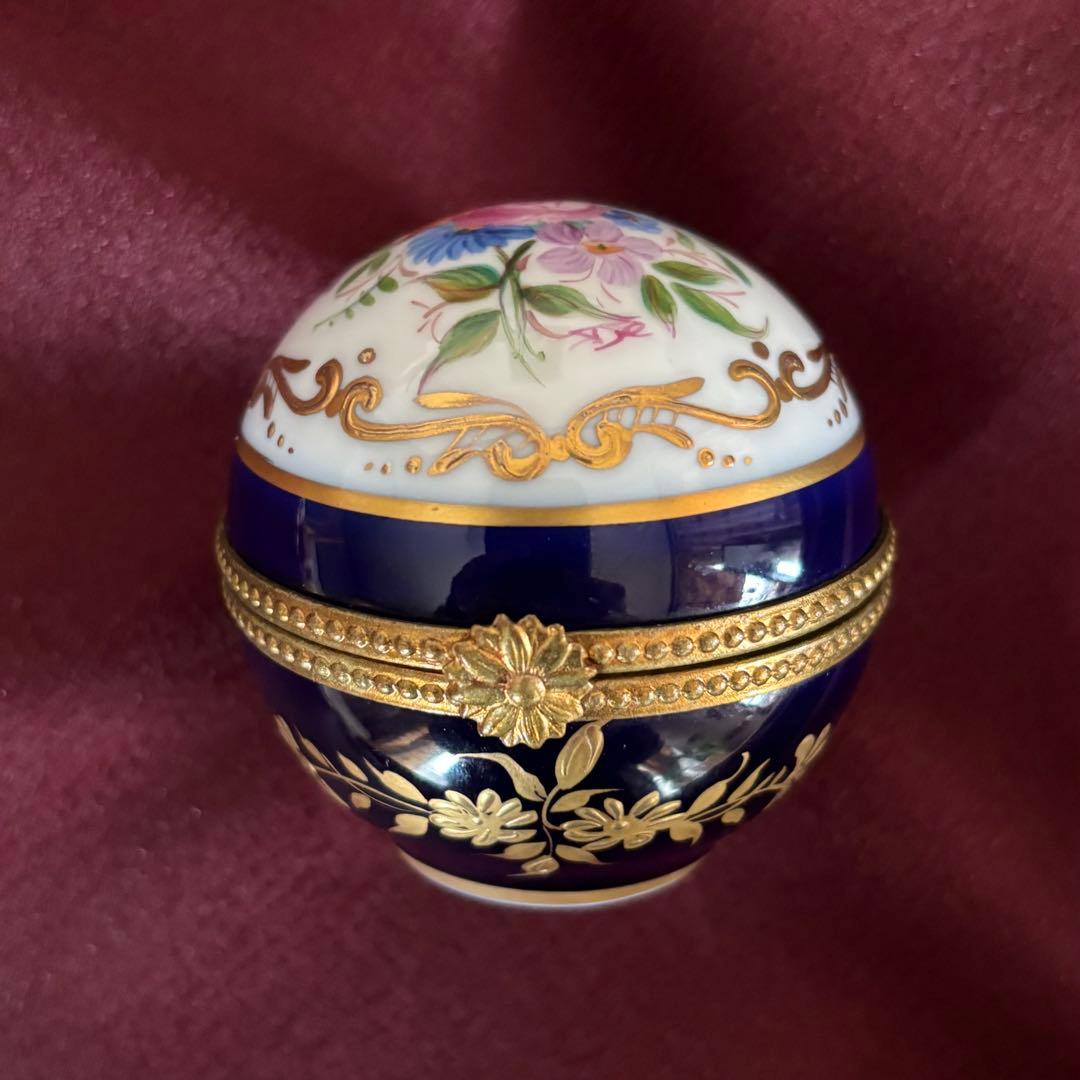 リモージュボックス　ヒンジ付き 手描き 小物入れ　上品な瑠璃紺と優美な金盛り