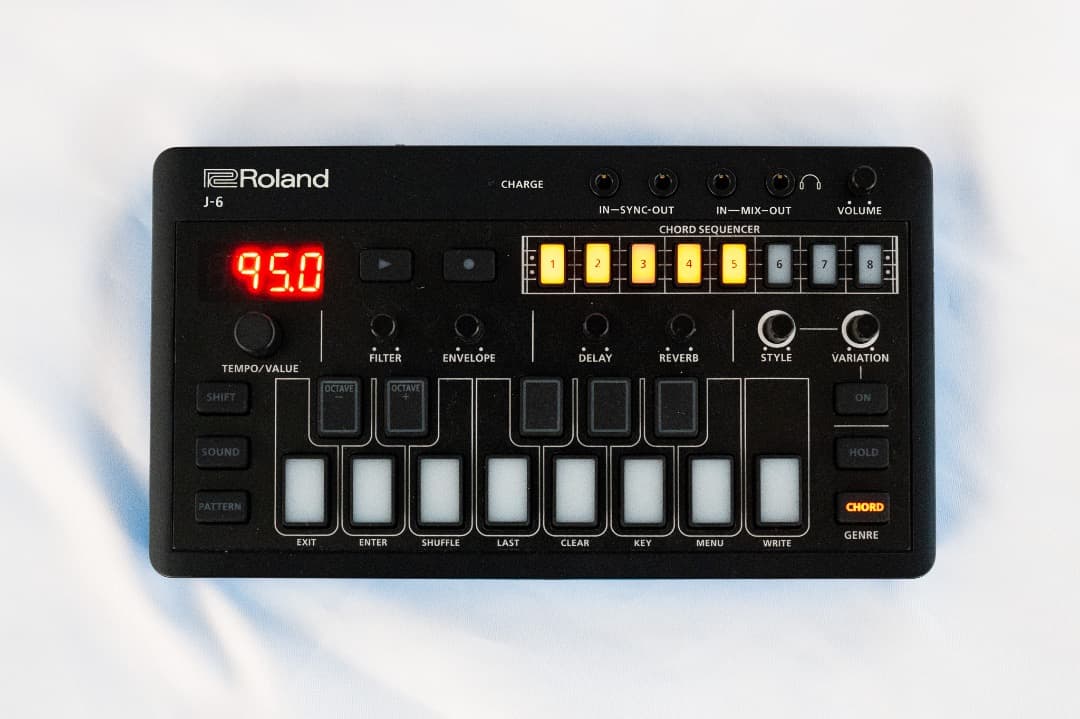 鍵盤楽器 Roland J-6 Chord Synthesizer Amazon.com: ROLAND AIRA Compact J-6 CHORD SYNTH | Portable song