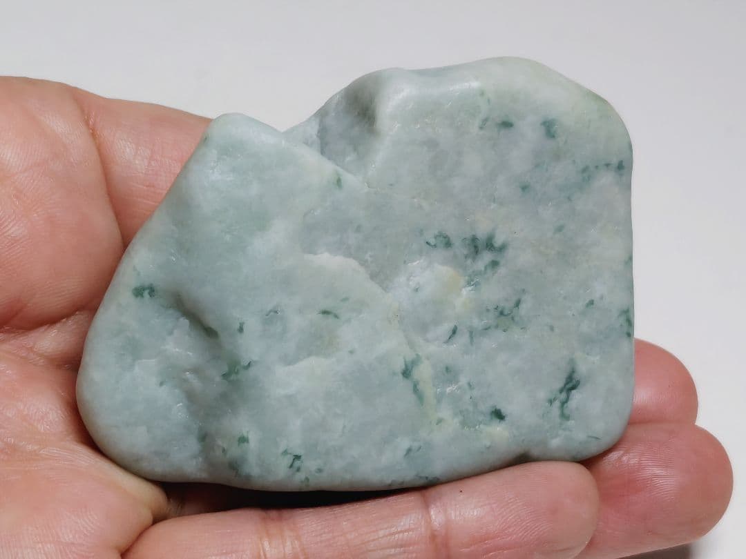 淡灰緑 171g 翡翠 ヒスイ 原石 鑑賞石 自然石 誕生石 鉱物 鉱石 水石