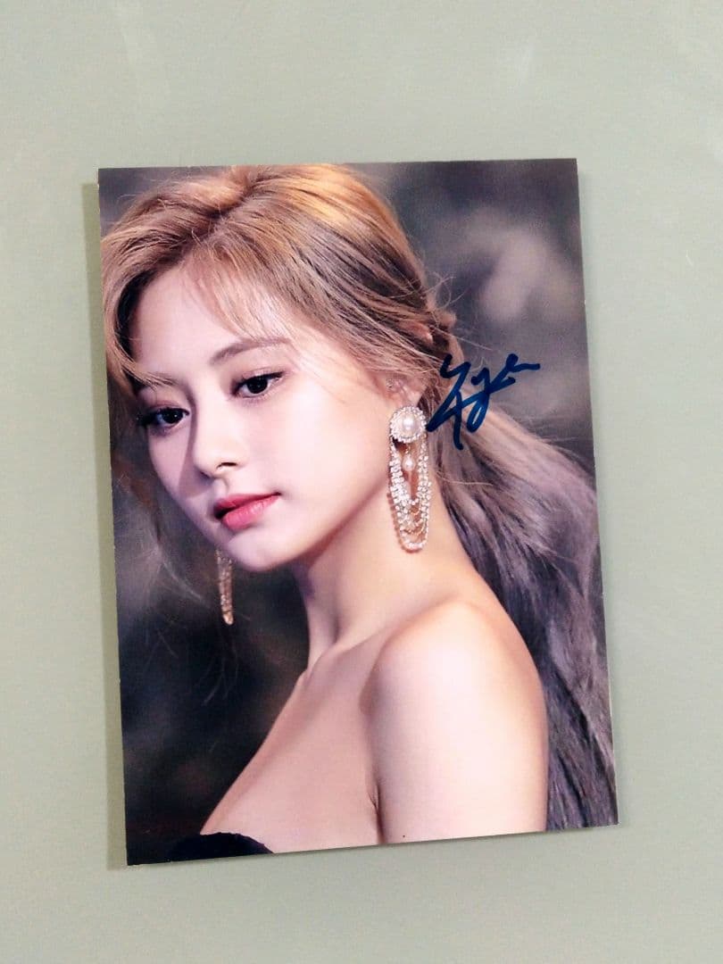 セール中…ツウィ直筆サイン入り2Lサイズ写真…Tzuyu…TWICE‥⑦ - メルカリ
