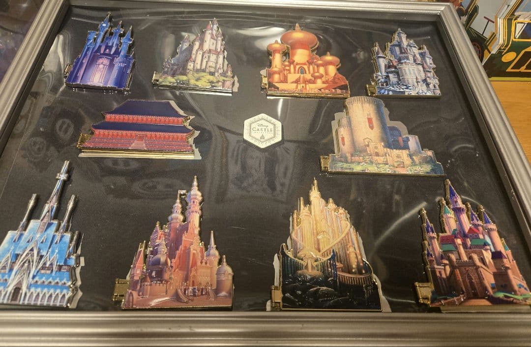 【訳あり】ディズニー　キャッスルコレクション　ピンバッジ　10種　フレーム付