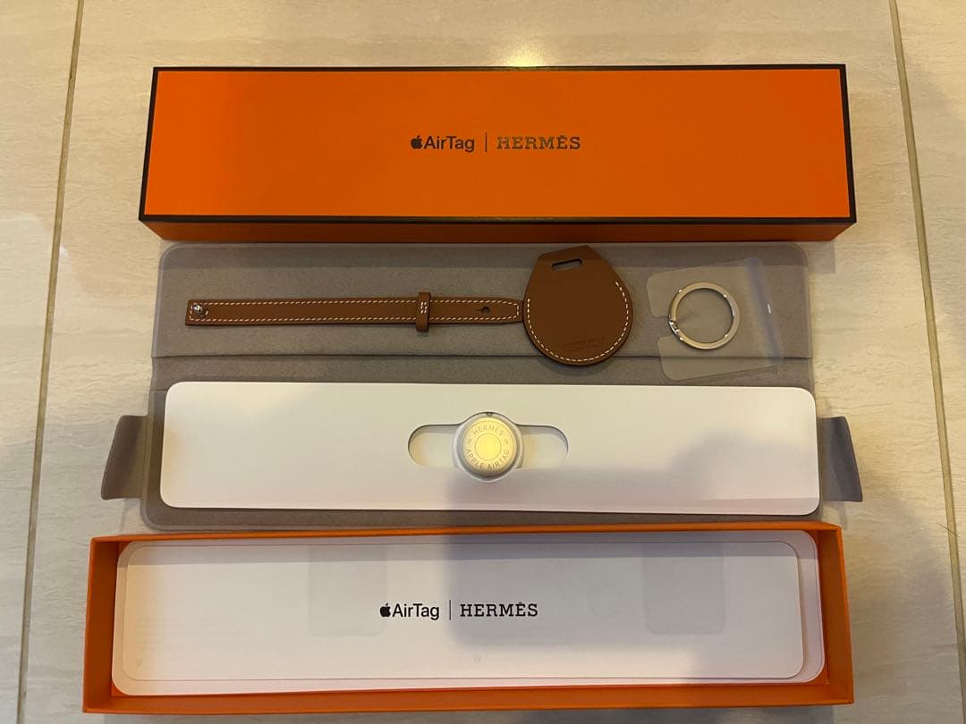 HERMES AirTag キーホルダー・キーリング プレゼントにおすすめ】 HERMES 《Apple AirTag》キーホルダー (HERMES