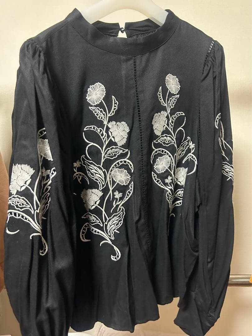 2602014 LADY EMBROIDERY PUFF BLOUSE ブラック - メルカリ