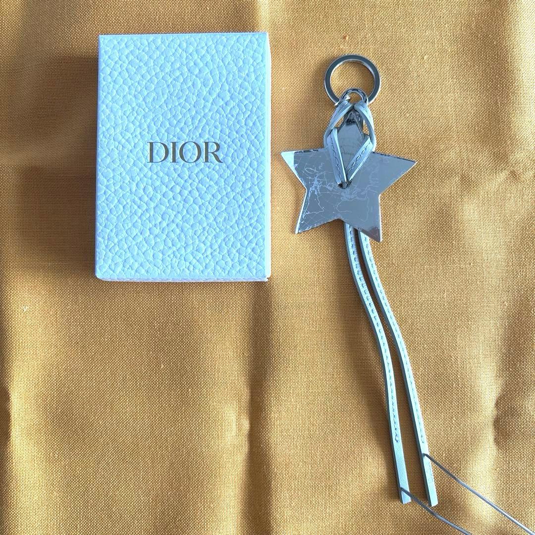 Dior ラッキースターキーホルダー 非売品 - メルカリ
