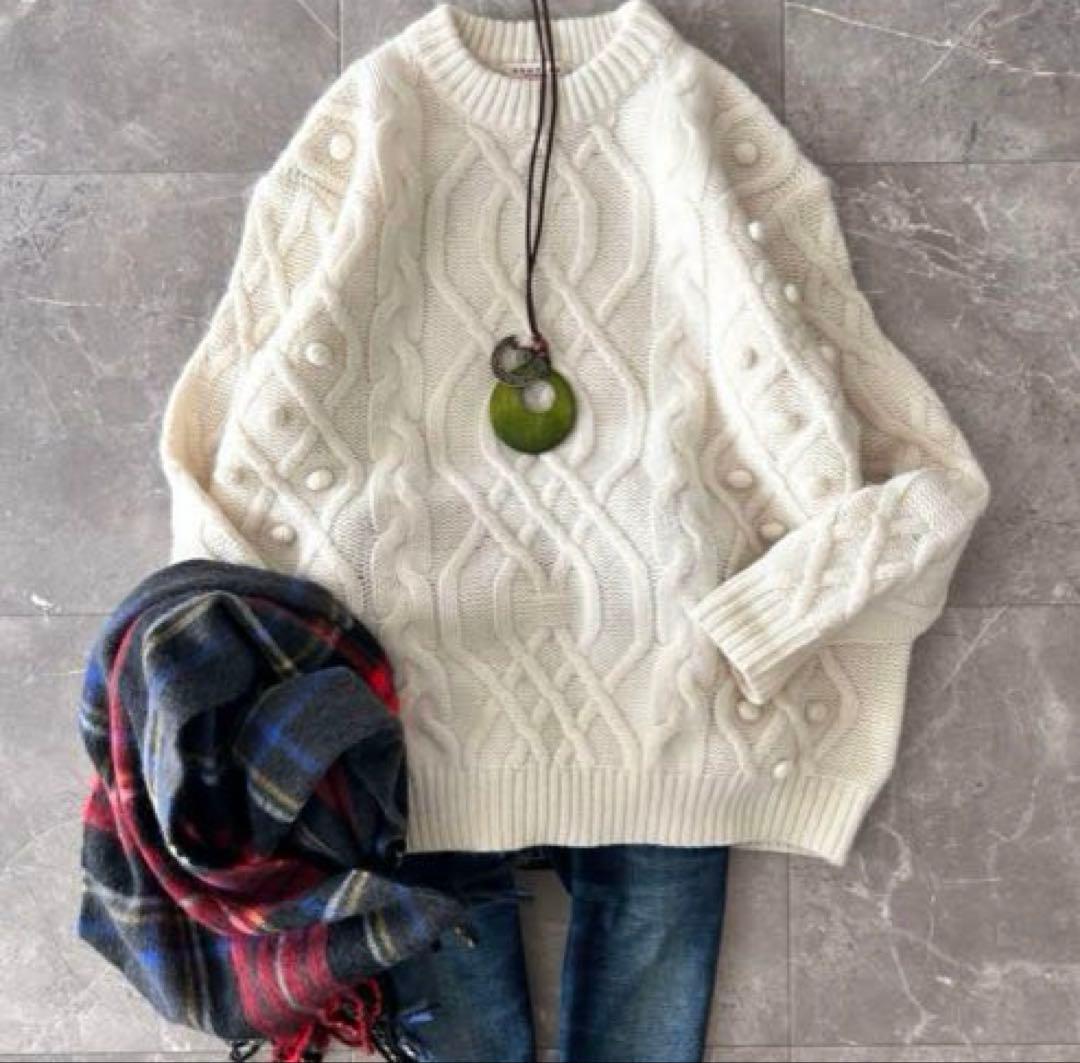 美品//デミリー DEMYLEE アンゴラ混　ケーブルニット　ホワイト