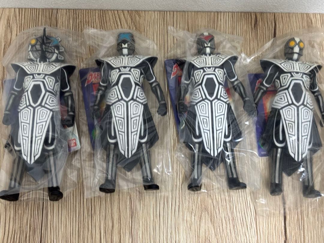⭕️未使用　ウルトラマンコスモス 三面異次元人 ギギ 4体セット