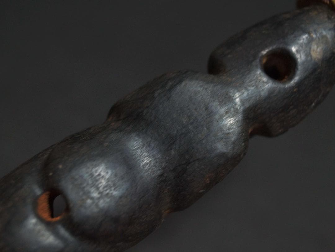 オールドチベット 大型 石隕石彫り太陽神像 金剛杵 両端銅製龍紋神像