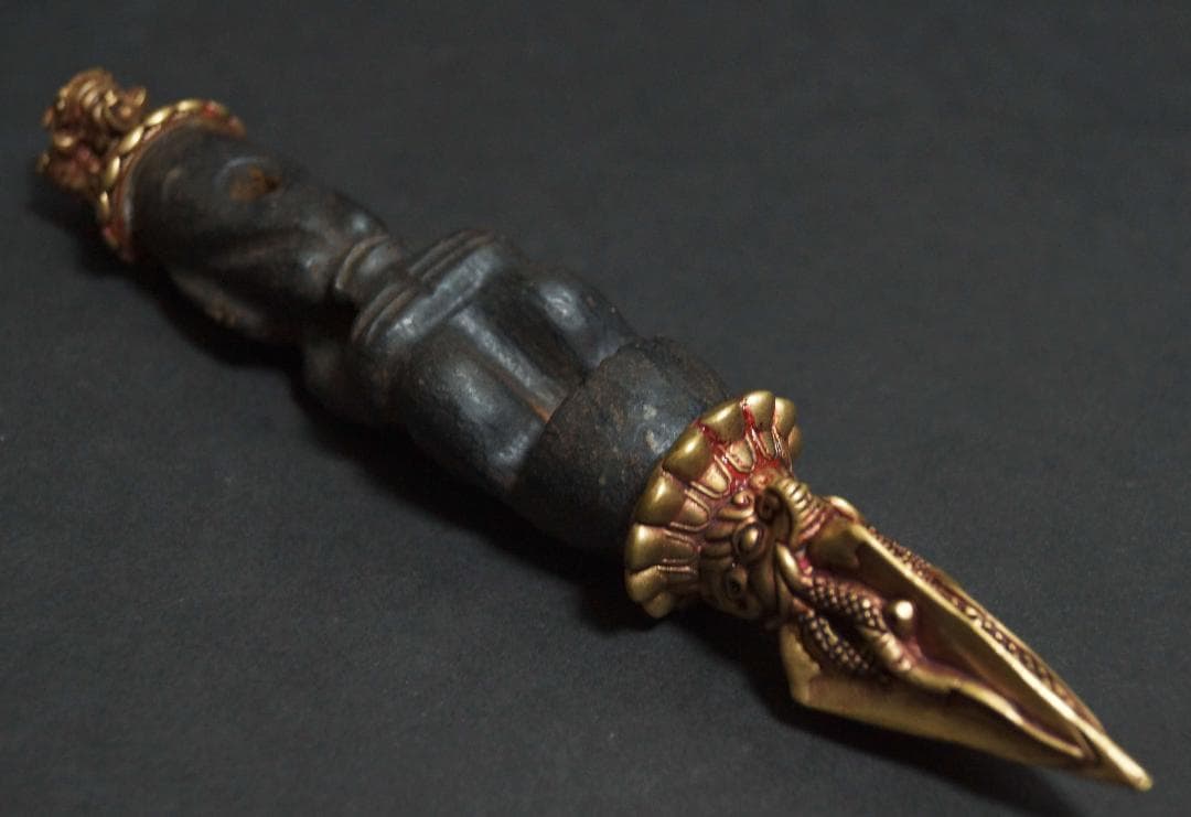 オールドチベット 大型 石隕石彫り太陽神像 金剛杵 両端銅製龍紋神像