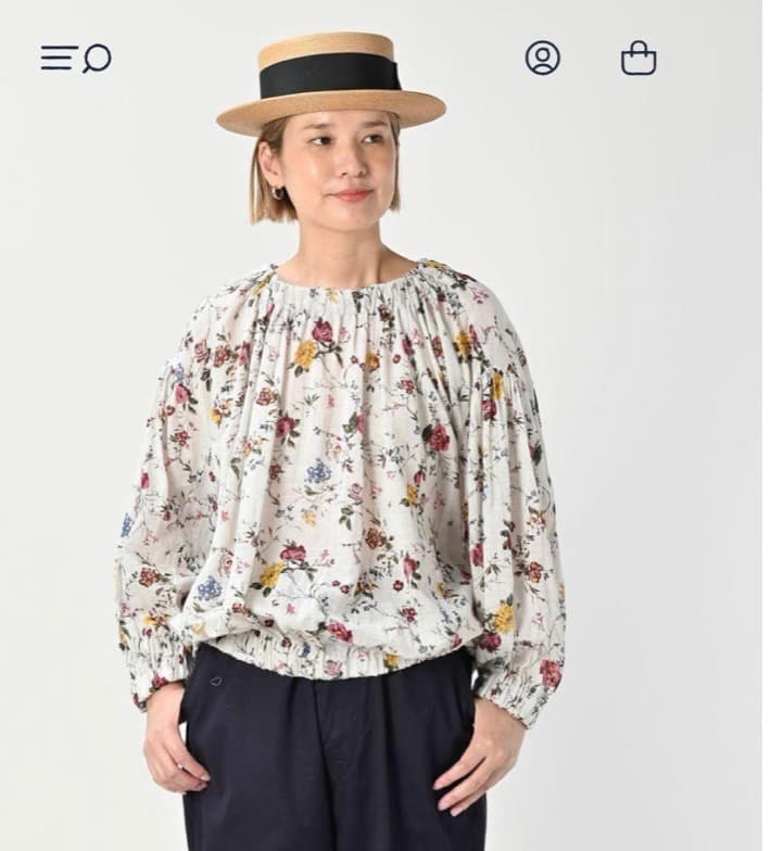 45R 45ガーゼアンティークフラワープリントのシャーリングブラウス