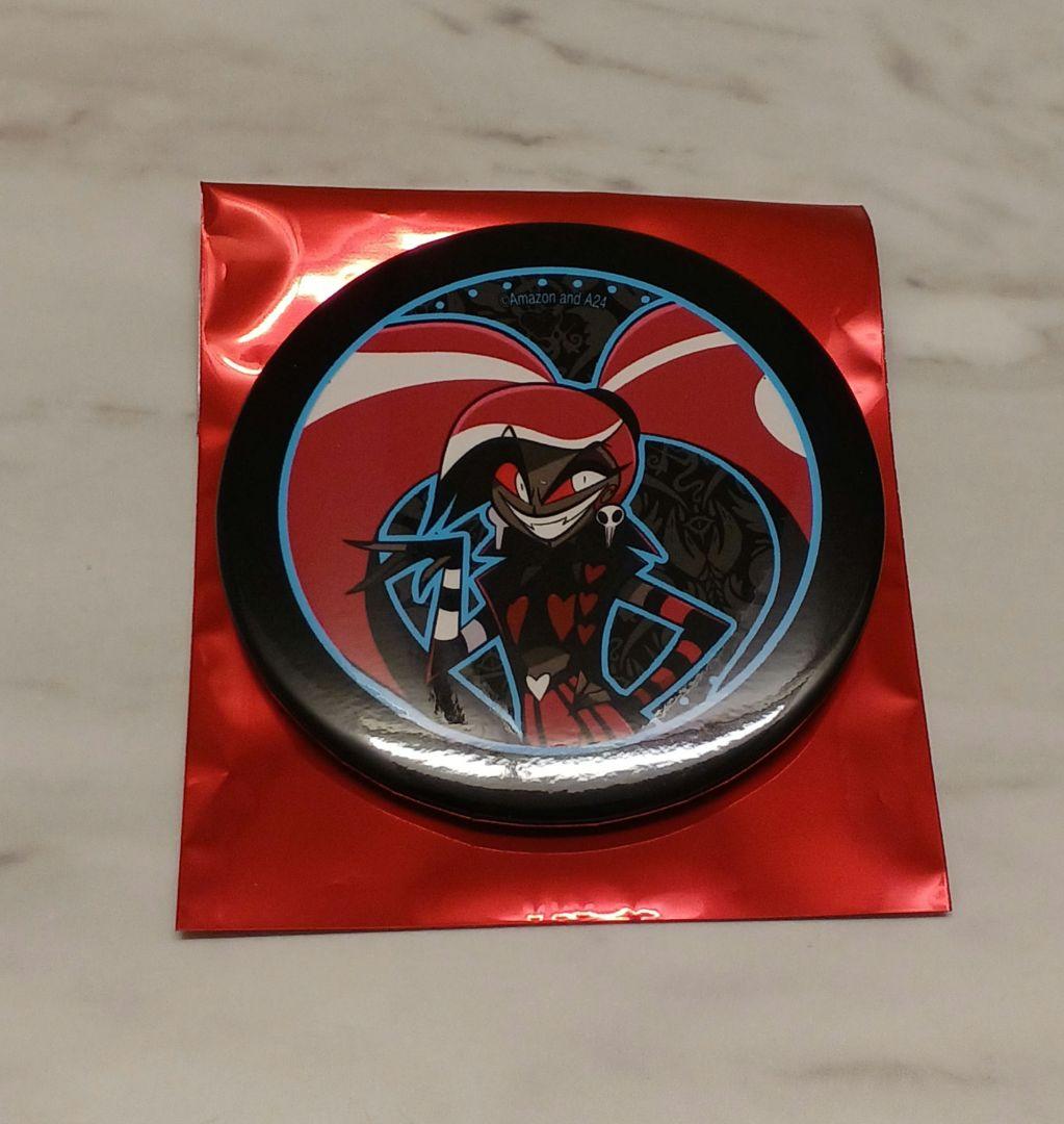 ハズビンホテル ヘルヴァボス カフェ 缶バッジ ヴェルベット - メルカリ