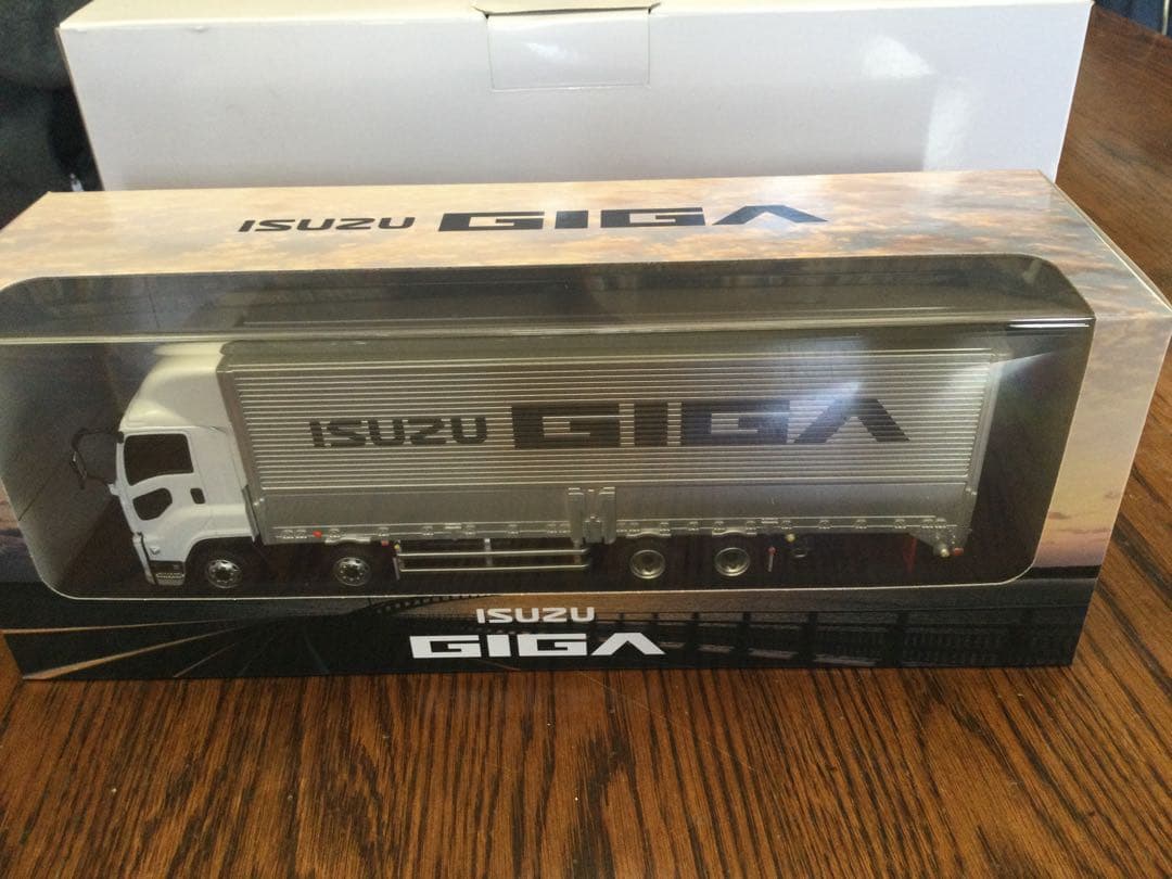 新品・未使用　ISUZU GIGA トラック模型 約1/43　希少品 送料込み ISUZU 1/43 いすゞ GIGA ギガ Truck トラック 白 非売品