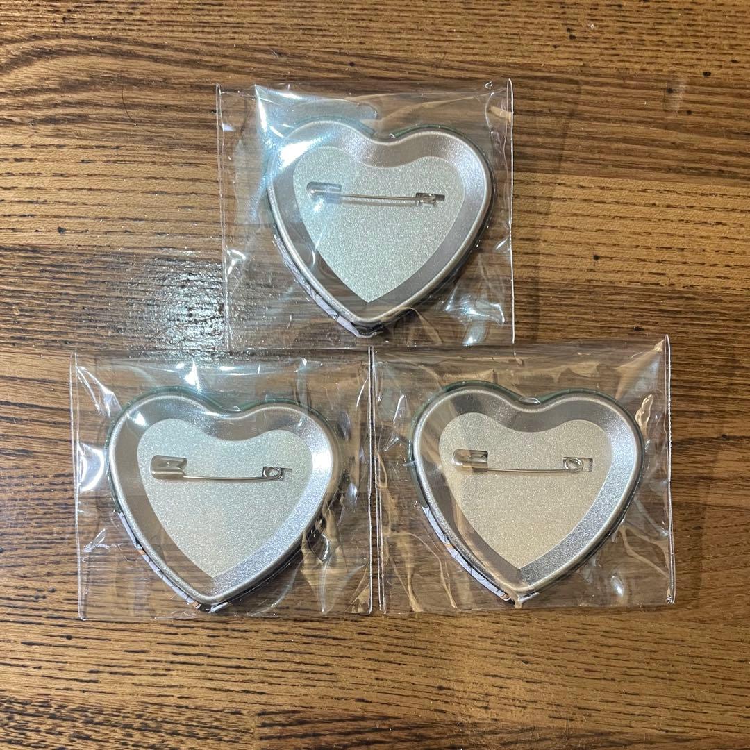 新品未使用】進撃の巨人 WIT STUDIO リヴァイ ハート型缶バッジ - メルカリ