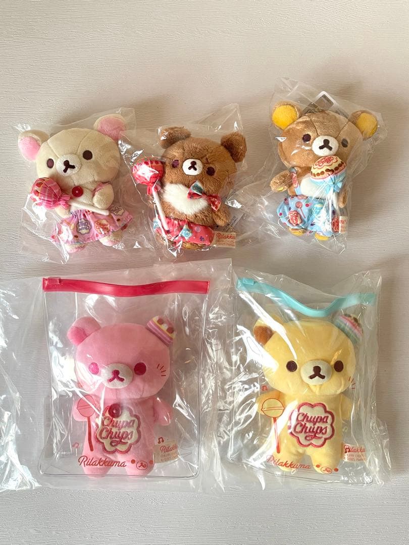リラックマ × チュッパチャプス コラボ ぬいぐるみセット（ロフト限定） リラックマ×「チュッパチャプス」のプライズ登場！ キャンディを持った