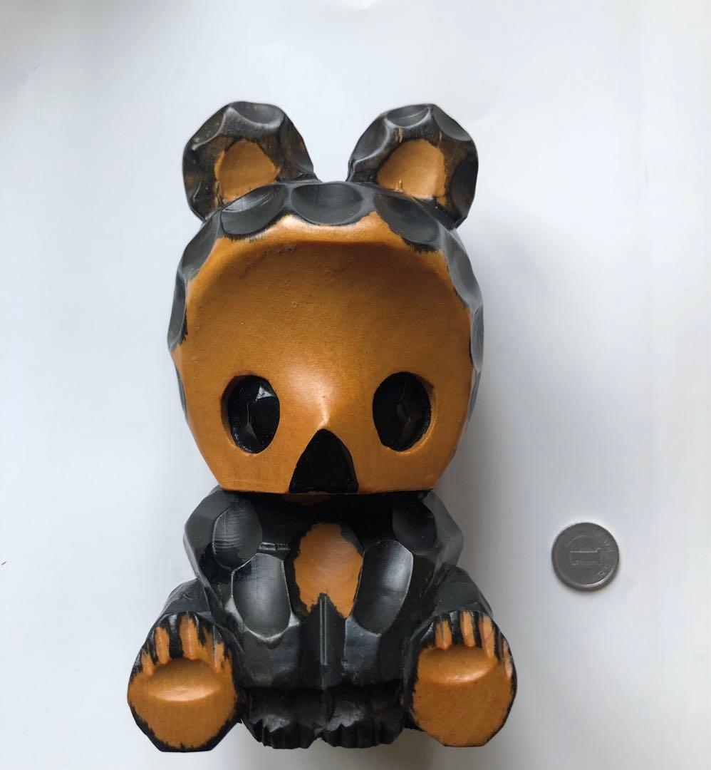 木彫りクマ　座りタイプA 黒 楽天市場】送料無料 木彫りの鮭をくわえた お座り熊の置物 利作 着色