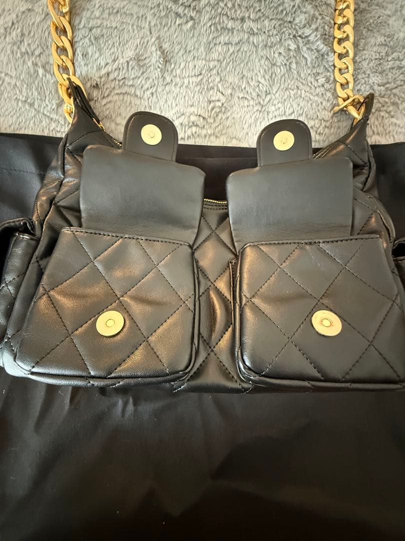 週末限定価格！CHANEL ブラック ショルダーバッグ本革ノベルティ