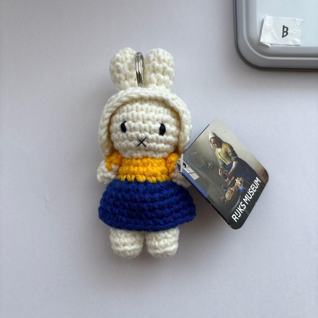 ミッフィー フェルメール 牛乳を注ぐ女 あみぐるみキーホルダー(B