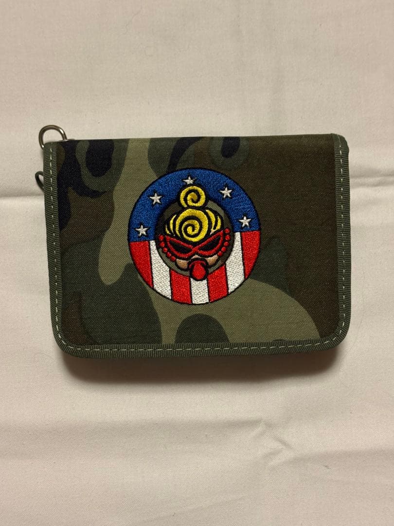 迷彩柄 財布 エンブレム付き