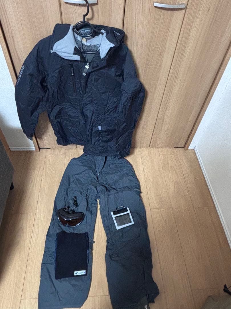 スノーボードウェア 黒 ゴーグル　手袋付き