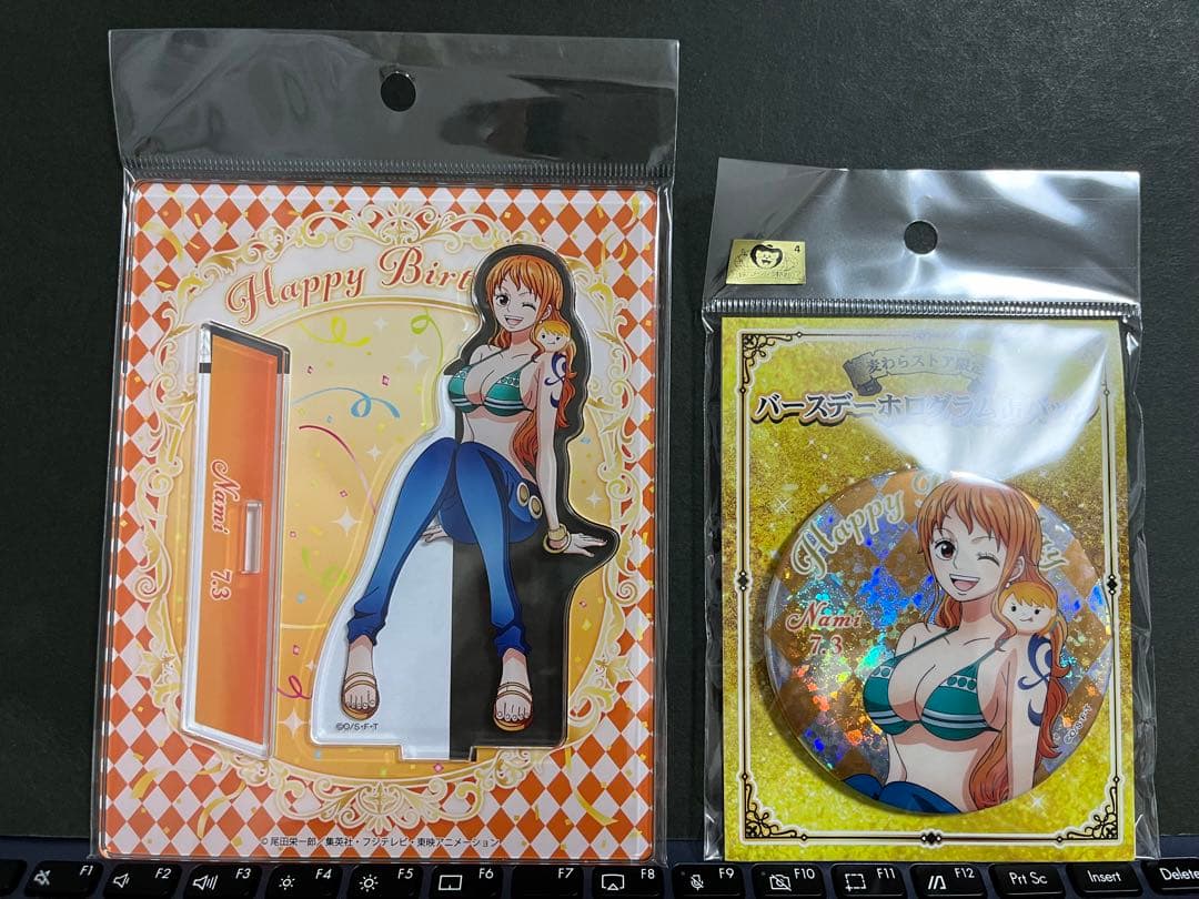 ワンピース」麦わらストア ナミ バースデー缶バッジ、アクリルスタンド