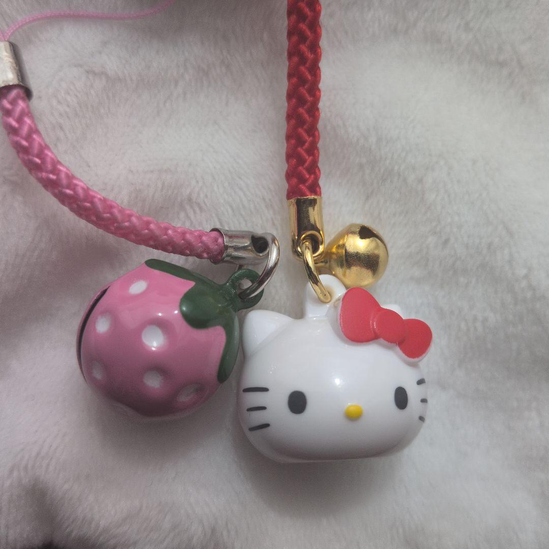 ハローキティといちごの鈴付きストラップ - メルカリ