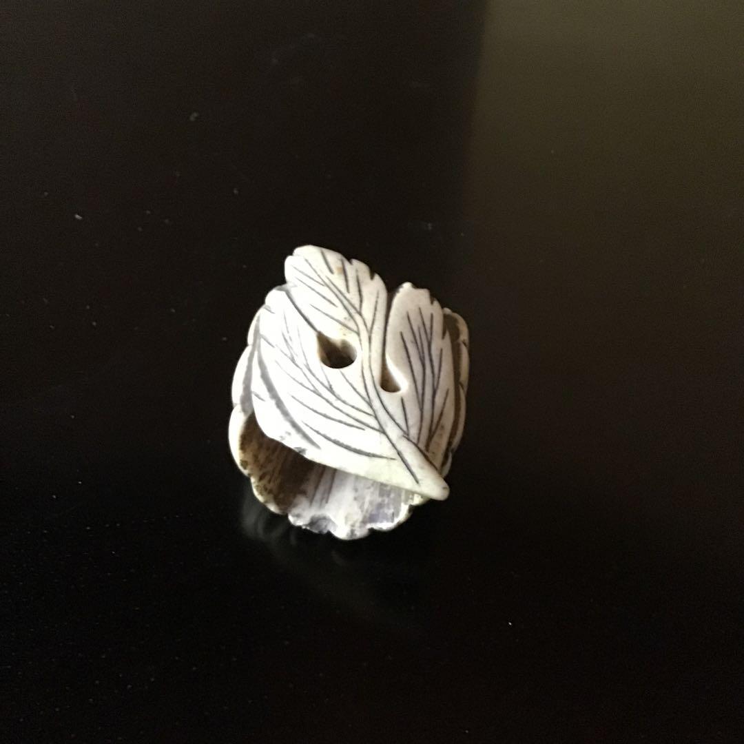 根付け 菊花図柄 日本ホンシュウ鹿角 N17 - メルカリ