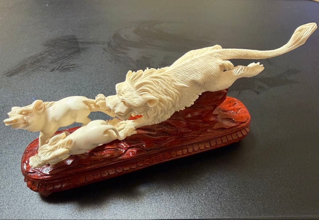 ライオンと獲物の彫刻置物