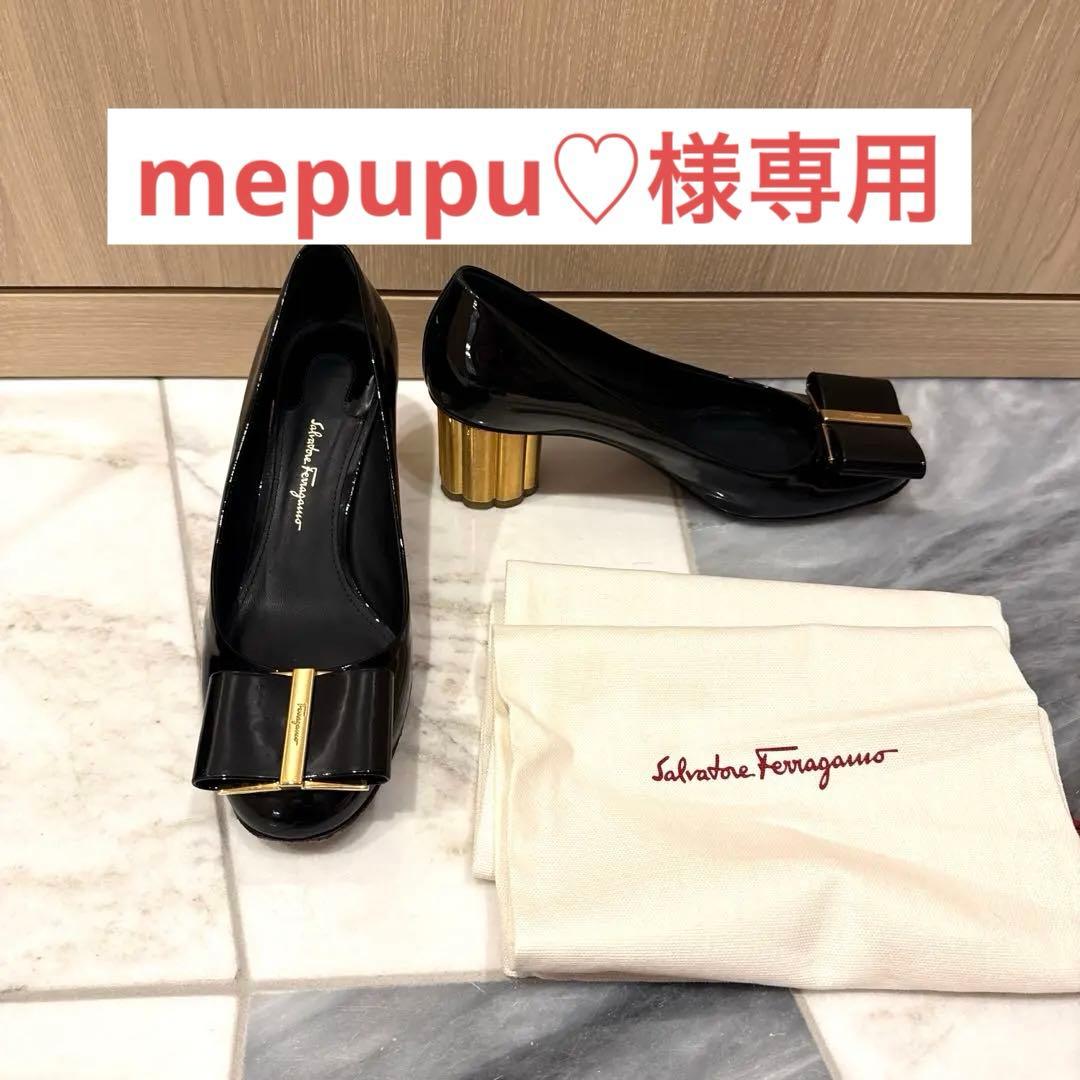 【美品】フェラガモ リボン付きブラックパンプス ゴールドヒール　7D お行事最適