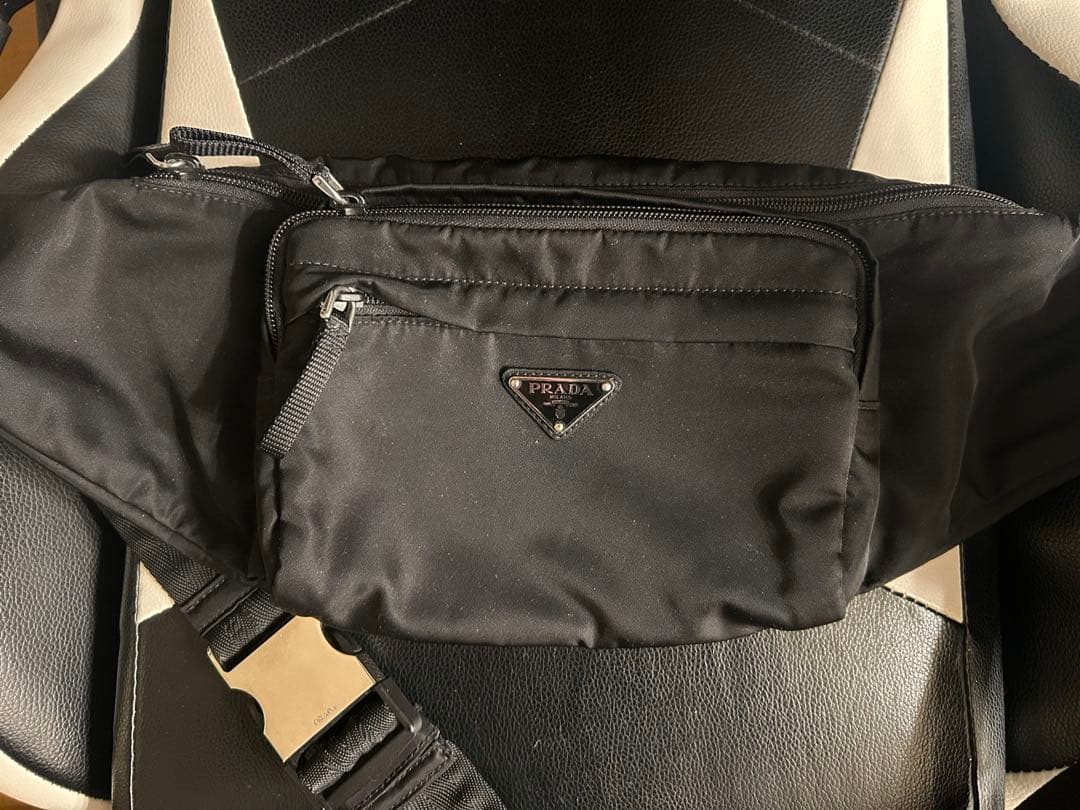 PRADA ブラックナイロンボディバッグ