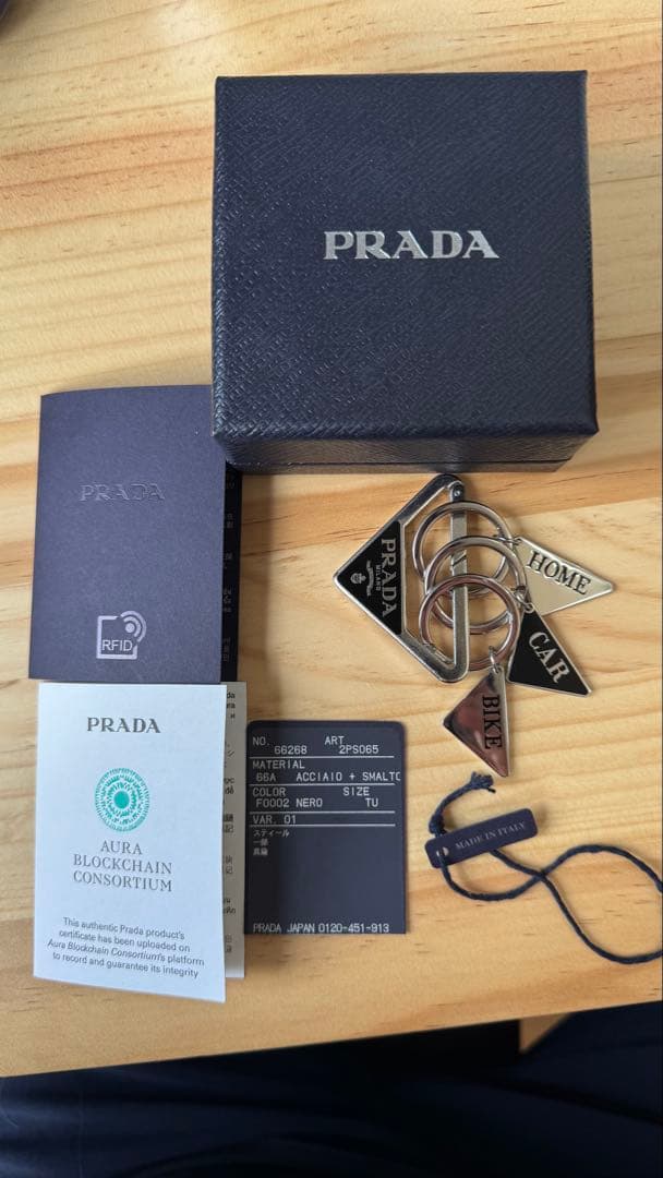 プラダ　キーホルダー　トライアングル
