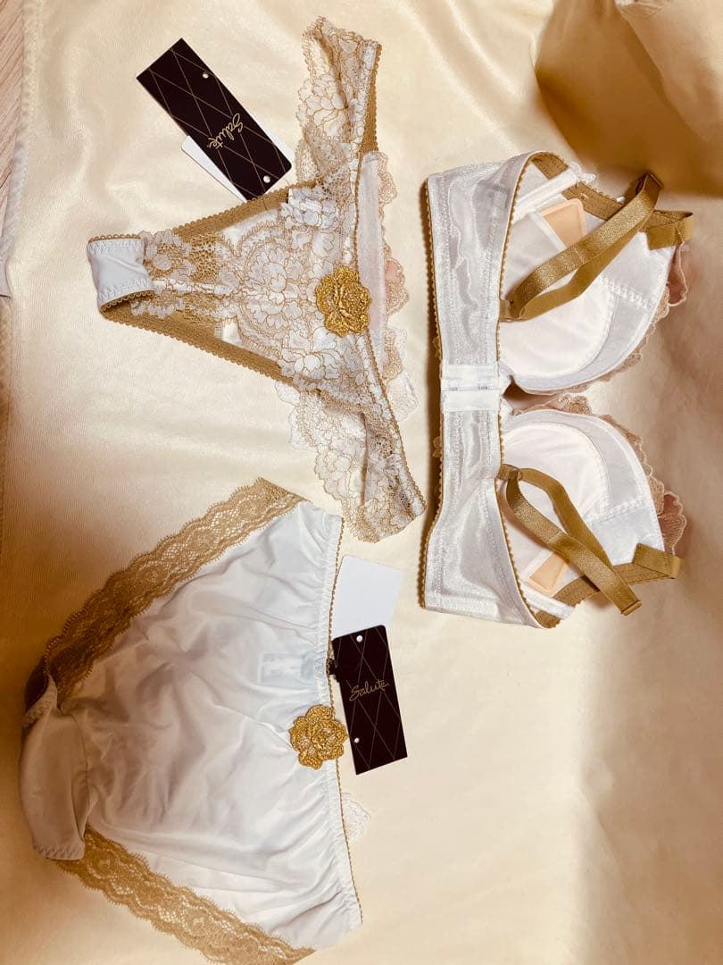 サルート 03G ブラE70＆ショーツM Tバック付 3点 新品タグ付 - メルカリ