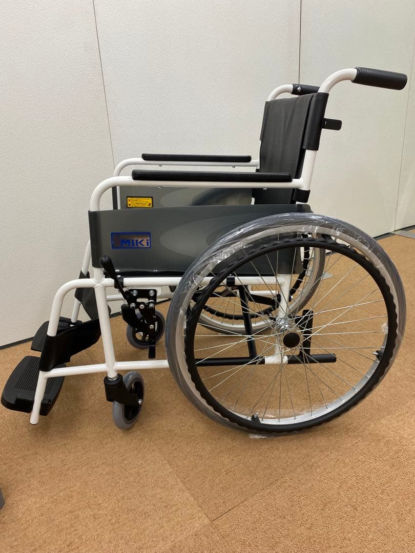 特別特価【新品未使用】 MIKI 自走用車椅子 VS-1　車椅子ハイポリマタイヤ