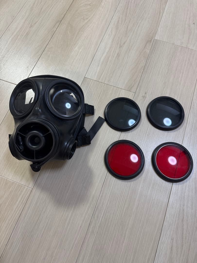 S10ガスマスク 軍放出品 スモーク・レッドレンズ、専用ケース付き