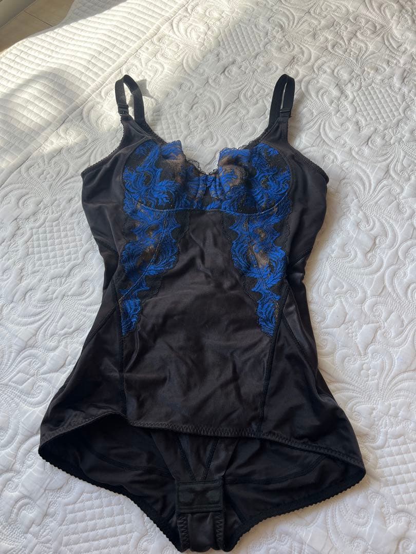 黒/青 レース装飾 ボディスーツ C75L