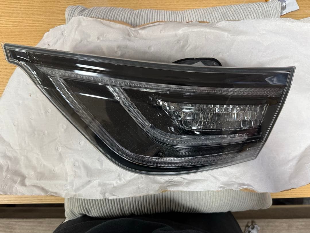 60系ハリアー（前期） 右テールレンズ バックドア側