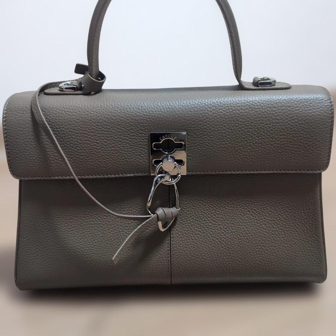 カフネ　グレージュのバッグ